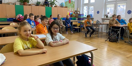 Powiększ grafikę: Uczniowie siedzący w ławkach w sali lekcyjnej