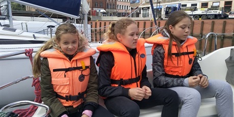 Powiększ grafikę: Hania, Natalia i Kaja uczennice klasy 6a w kapokach na łódce