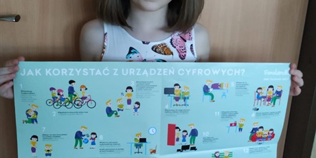 Powiększ grafikę: Kamila Veselovska uczennica klasy 3b prezentuje plakat :Jak korzystać z urządzeń cyfrowych"