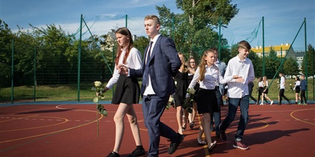 Powiększ grafikę: Uczniowie klas ósmych tańczą Poloneza na boisku szkolnym
