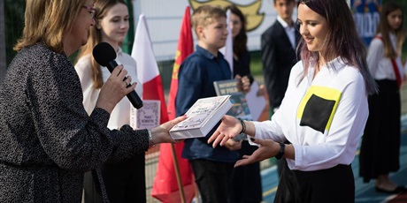 Powiększ grafikę: Kinga Organiak odbiera nagrodę z rąk pani Dyrektor Barbary Deptały