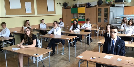 Powiększ grafikę: Kilkanaścioro uczniów siedzi w ławkach w sali lekcyjnej.
