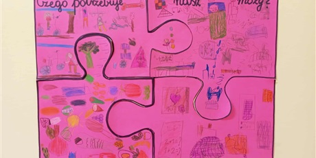 Powiększ grafikę: Na ścianie korytarza wisi plakat w kształcie puzzli na temat mózgu.