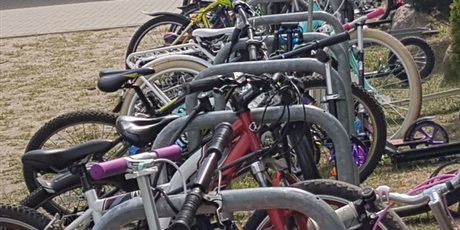 Powiększ grafikę: Hulajnogi rowery ustawione przed szkołą