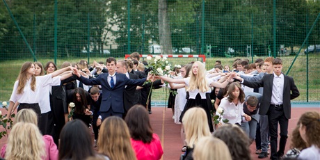 Powiększ grafikę: Uczniowie tańczący Poloneza na boisku szkolnym