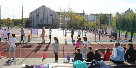 Powiększ grafikę: Uczniowie uczestniczą w biegu sztafetowym