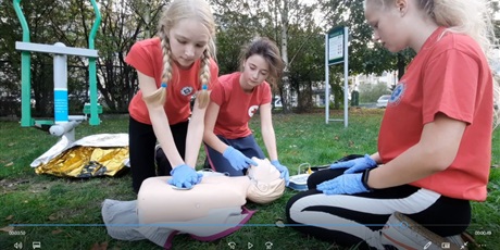 Powiększ grafikę: Trzy uczennice Koła Pierwszej Pomocy demonstrują na fantomie resuscytację i defibrylację